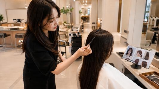 The Geometry of K-Beauty: Why Seoul’s Customized Hair Consultations Are Going Viral