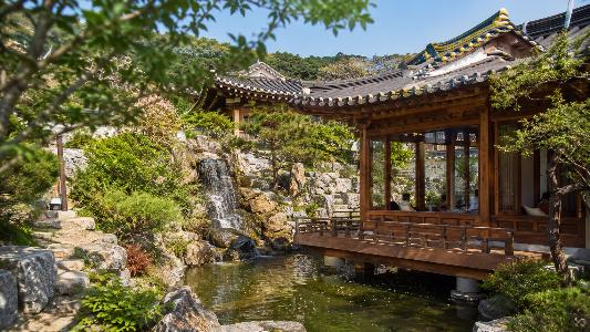 The Hanok Library Hiding Under Seoul’s Mountains
