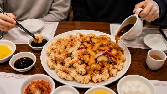 Die große koreanische Essensdebatte: Tangsuyuk tunken oder Sauce darüber gießen?